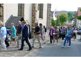 Fronleichnamsprozession durch die Straßen von Naumburg (Foto: Karl-Franz Thiede)